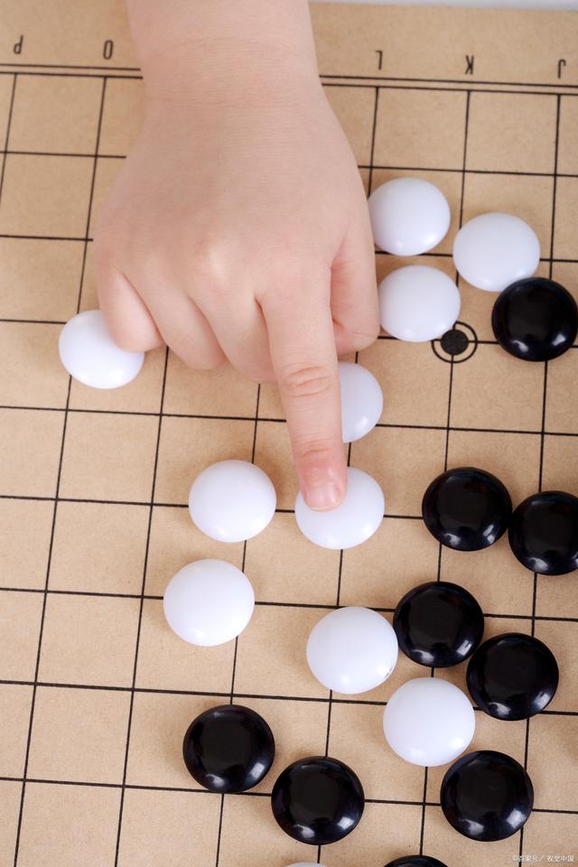 圍棋社說我太菜不收,我默默研究棋譜,對弈時(shí)他紅著眼認(rèn)輸